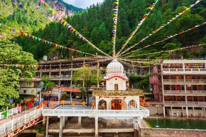 A peaceful temple stop on the Kheerganga trail