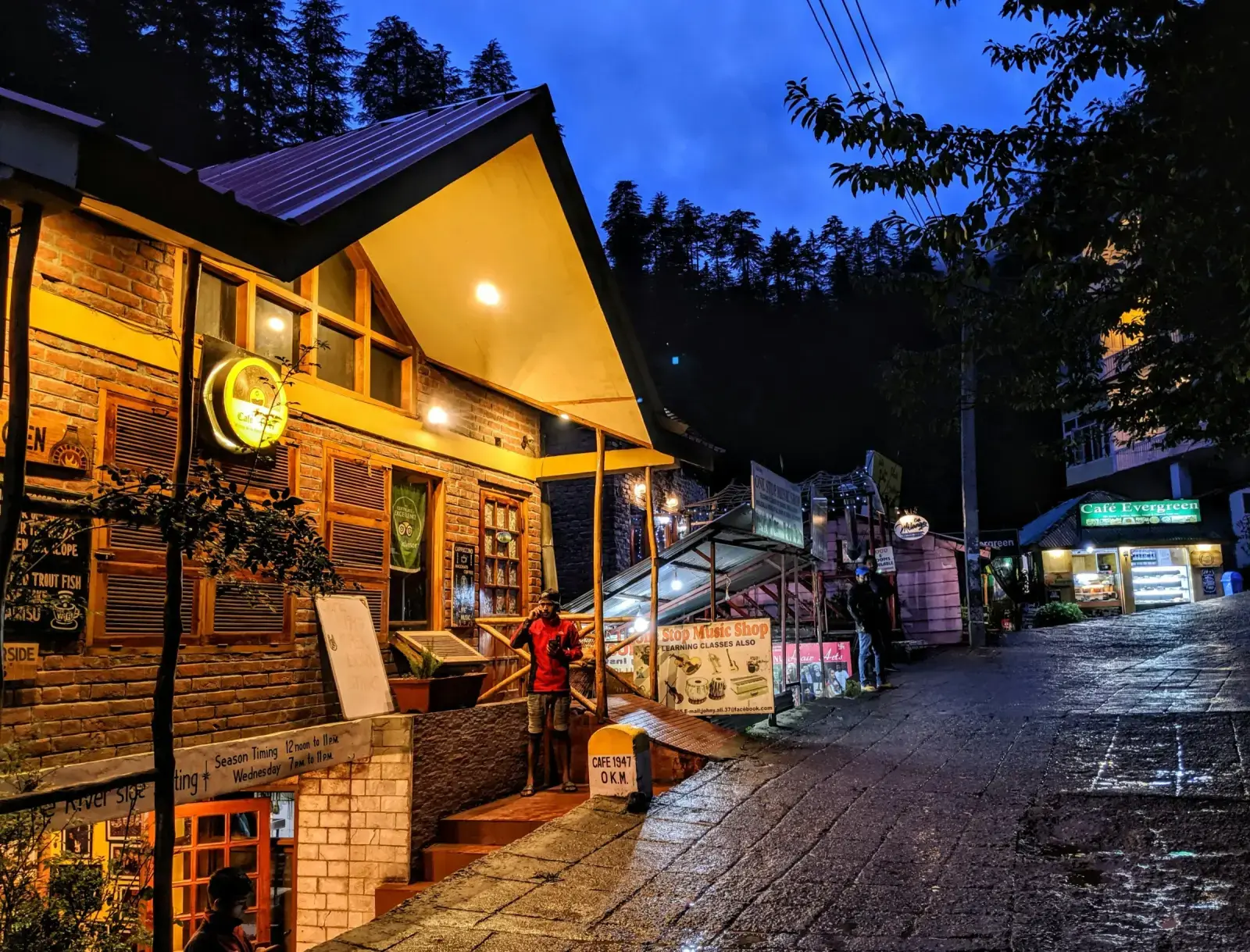 Evening cafe scenes in Manali